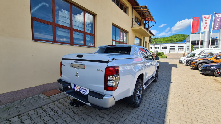 Tonneau cover, hood guard, winch, winch-plate installed on Mitsubishi L200