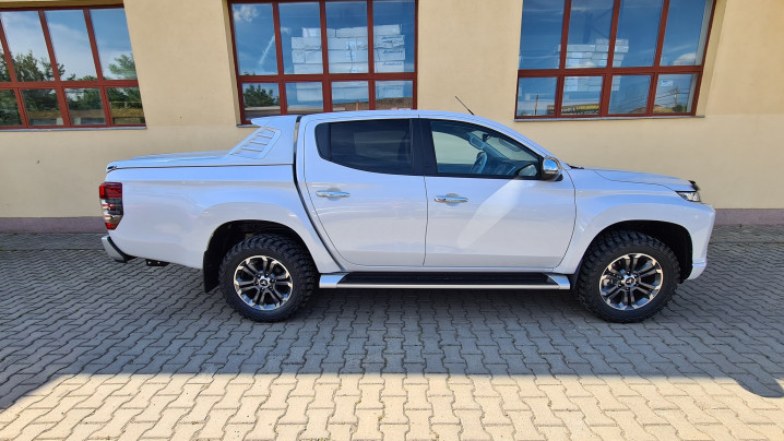 Tonneau cover, hood guard, winch, winch-plate installed on Mitsubishi L200