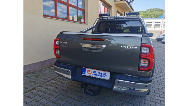 Roll cover, spot lights installed on Toyota Hilux 2021
