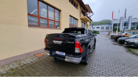 Tonneau cover installed on Toyota Hilux 2017