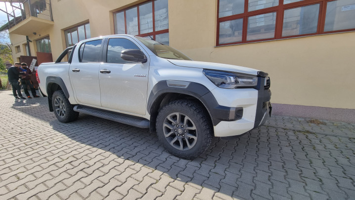 Bed liner, roll cover, swing cases installed on Toyota Hilux 2020