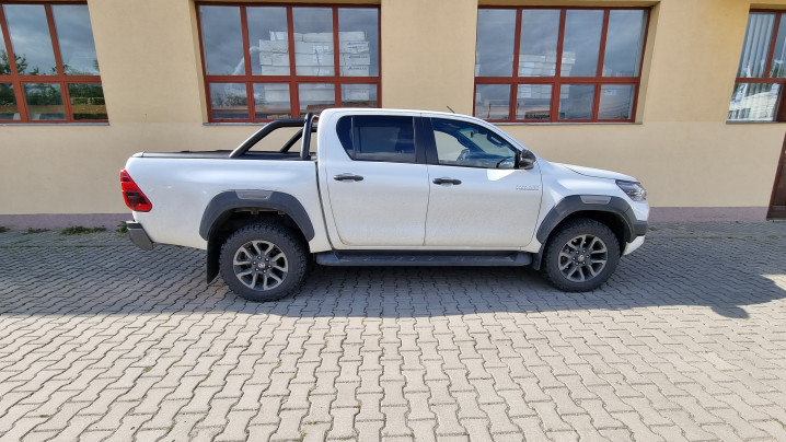 Bed liner, roll cover, swing cases installed on Toyota Hilux 2020