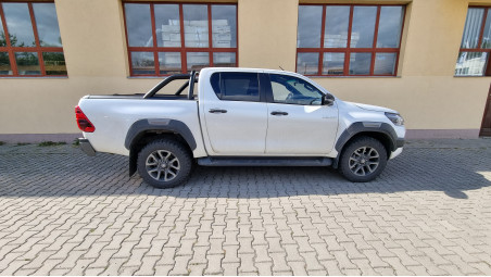 Bed liner, roll cover, swing cases installed on Toyota Hilux 2020