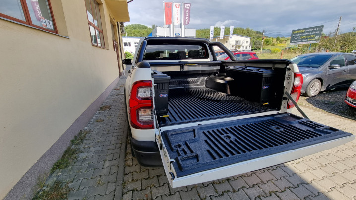 Bed liner, roll cover, swing cases installed on Toyota Hilux 2020