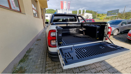 Bed liner, roll cover, swing cases installed on Toyota Hilux 2020