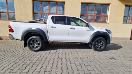 Roll cover, hood guard installed on Toyota Hilux 2019