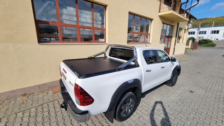 Roll cover, hood guard installed on Toyota Hilux 2019