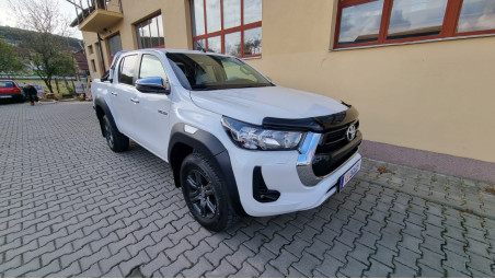 Roll cover, hood guard installed on Toyota Hilux 2019