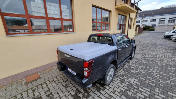 Tonneau cover installed on Isuzu D-Max 2017
