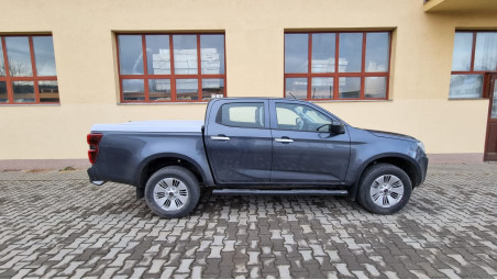 Tonneau cover installed on Isuzu D-Max 2017