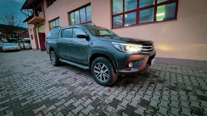 Canopy, swing cases installed on Toyota Hilux 2016