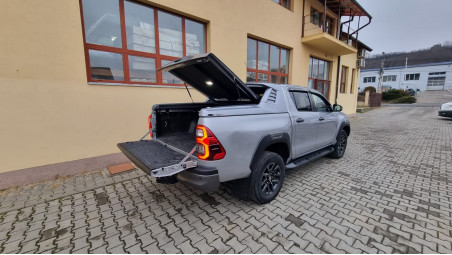 Tonneau cover, window visors installed on Toyota Hilux 2021