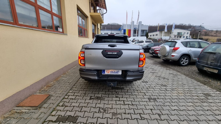 Tonneau cover, window visors installed on Toyota Hilux 2021