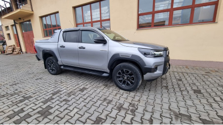 Tonneau cover, window visors installed on Toyota Hilux 2021