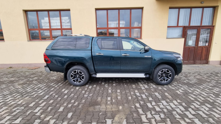 Caonpy, side steps installed on Toyota Hilux 2021
