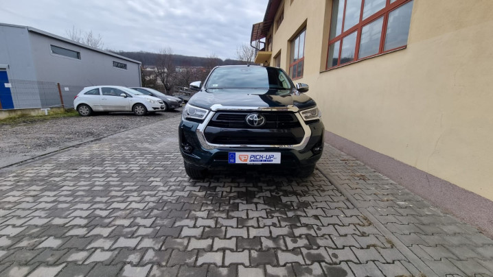 Caonpy, side steps installed on Toyota Hilux 2021