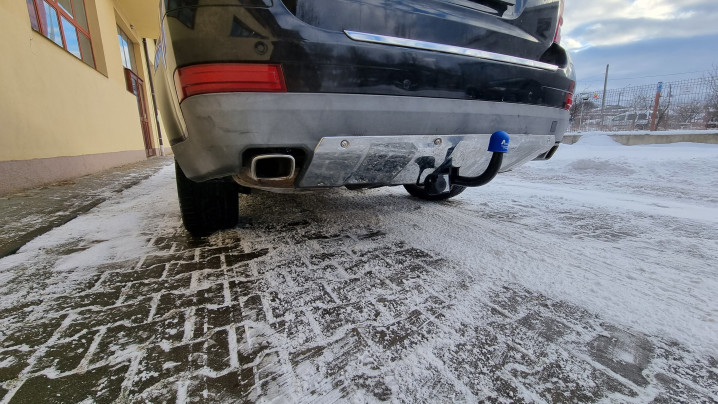 Towing hook installed on Mercedes GL320