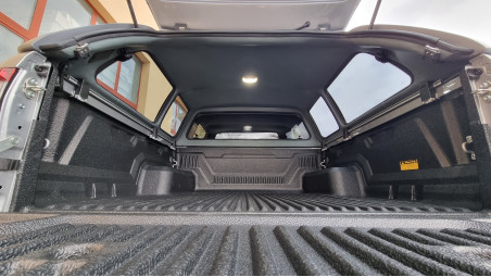 Montare hardtop, capitonaj bena, deflector capota pe Toyota Hilux 2022