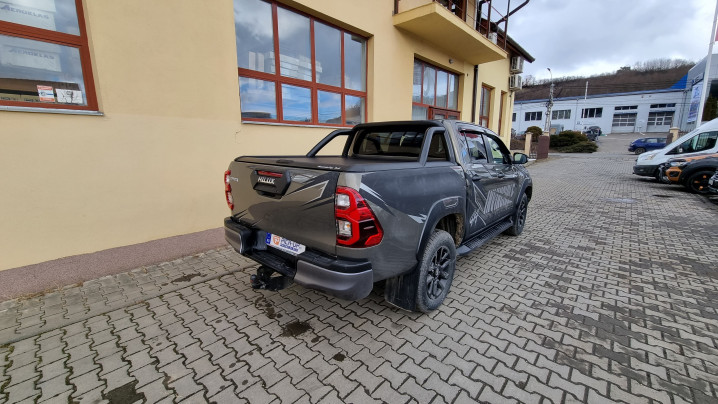 Roll cover, rollbar, hood guard, window visors installed on Toyota Hilux 2022