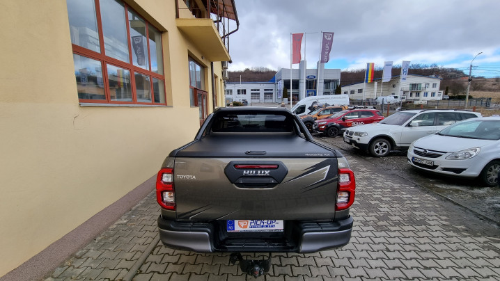 Roll cover, rollbar, hood guard, window visors installed on Toyota Hilux 2022