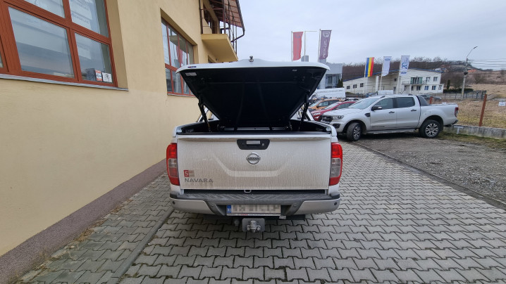 Tonneau cover, bed liner installed on Nissan Navara NP300 2019
