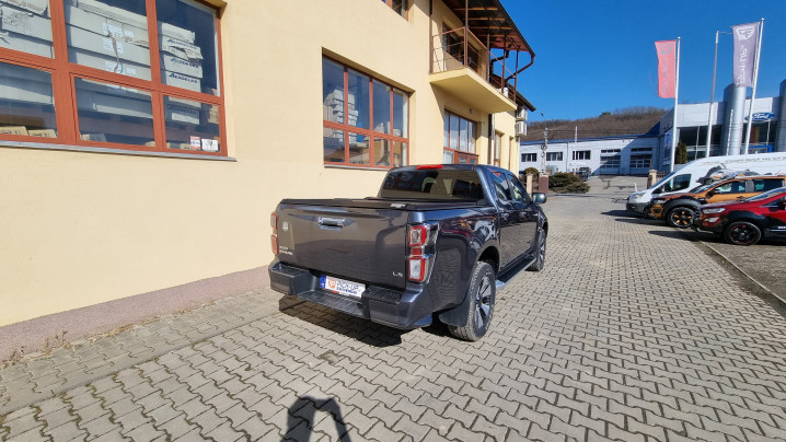 Roll cover, central locking, tailgate assistance installed on Isuzu D-Max 2019