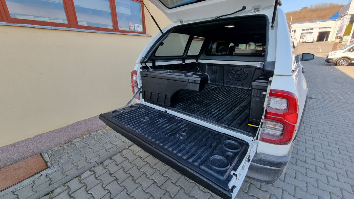 Canopy, swing cases installed on Toyota Hilux 2020
