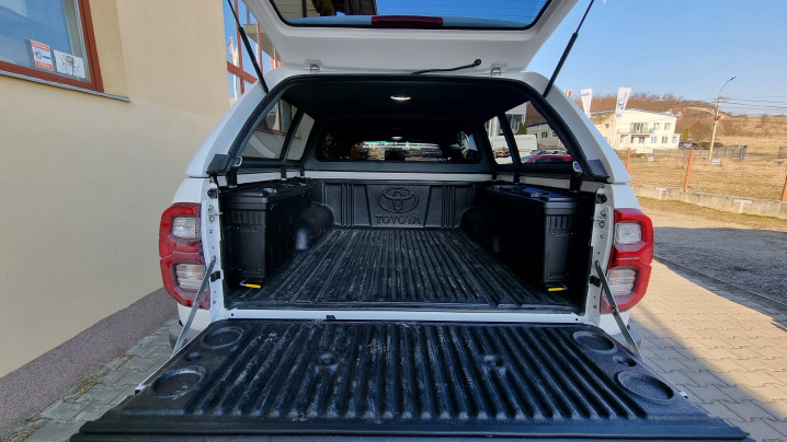 Canopy, swing cases installed on Toyota Hilux 2020