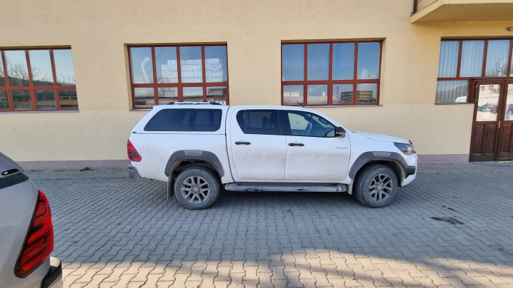 Canopy, swing cases installed on Toyota Hilux 2020