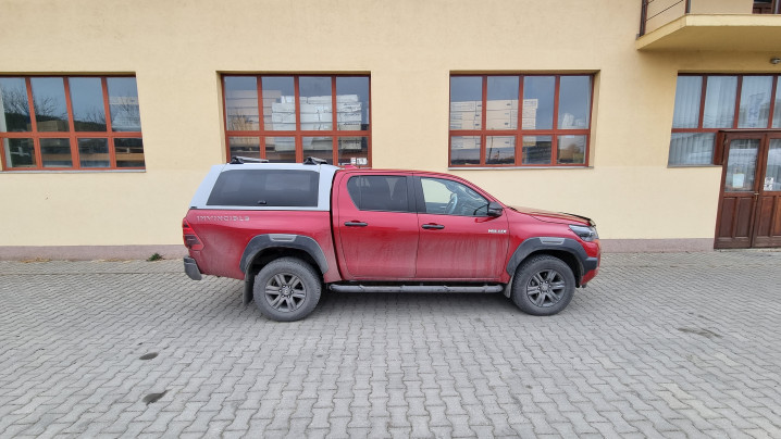 Canopy, central locking for tailgate installed on Toyota Hilux 2019