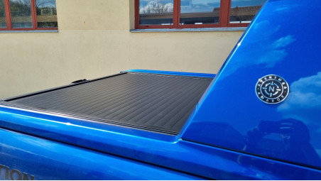 Roll cover, tailgate assistance, central locking for tailgate installed on VW Amarok