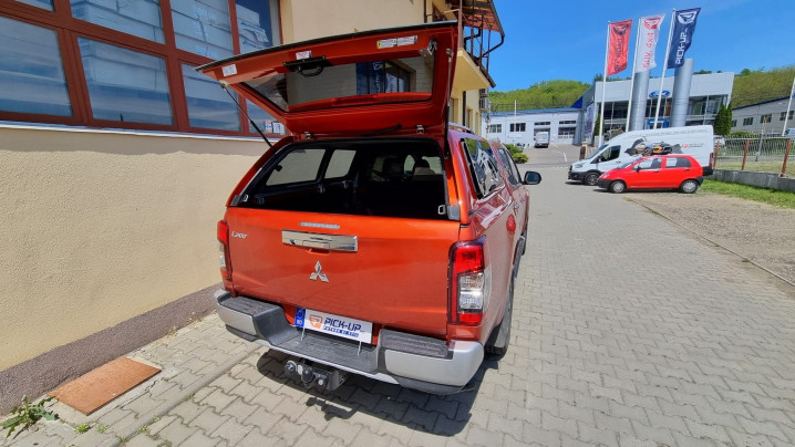 Canopy installed on Mitsubishi L200 2020