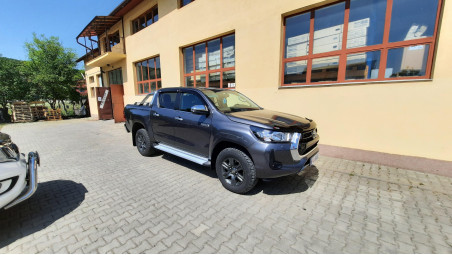 Roll cover, rollbar, window visors installed on Toyota Hilux 2020