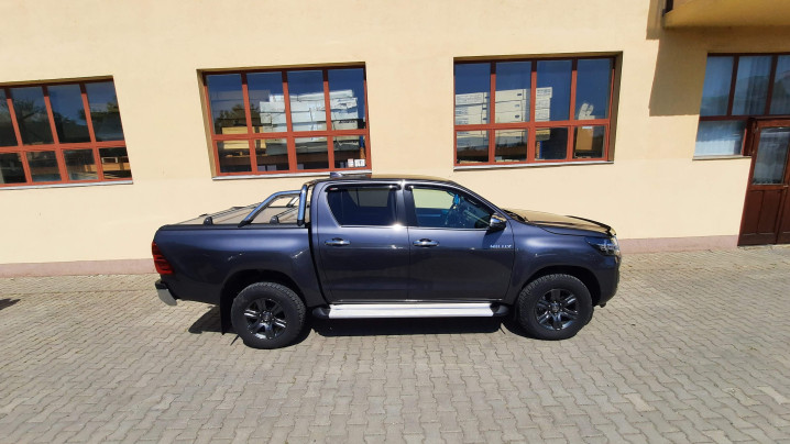 Roll cover, rollbar, window visors installed on Toyota Hilux 2020