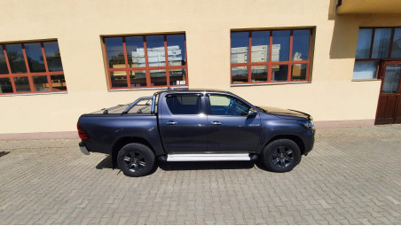 Roll cover, rollbar, window visors installed on Toyota Hilux 2020