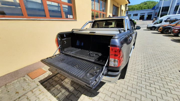 Roll cover, rollbar, window visors installed on Toyota Hilux 2020