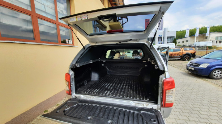 Canopy installed on Mitsubishi L200 2020