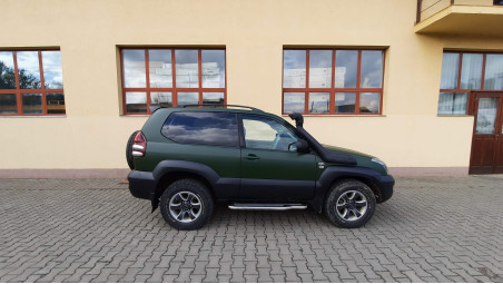 Snorkel, bullbar, winch, winch plate, skid plates installed on Toyota LC120