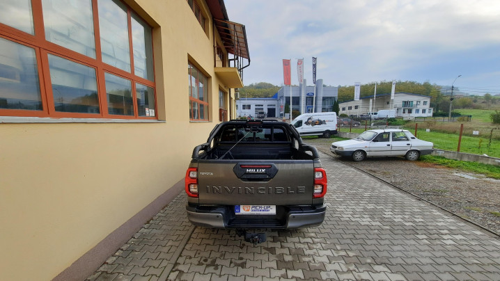 Rollbar, winch, winch plate, rail guard installed on Toyota Hilux 2021