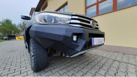 Tonneau cover, fron bumper installed on Toyota Hilux 2019