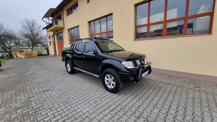Tonneau cover , bullbar, spot lights installed on Nissan Navara D40