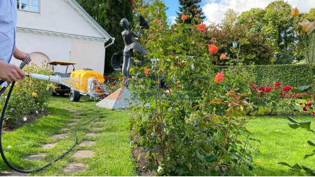 IRRIGATION WATER TANK SYSTEM WITH TRAILER IRRIGATION WATER TANK SYSTEM WITH TRAILER