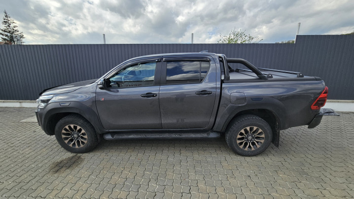Montare capitonaj bena, rulou, rollbar, bare transversale, defl. geam pe Toyota Hilux GR Sport