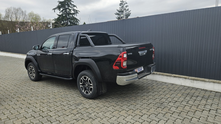 Bed liner, roll cover, bullbar, side steps, overfenders installed on Toyota Hilux 2023