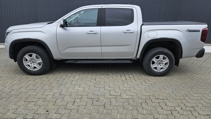Roll Cover, side steps installed on Volkswagen Amarok 2023
