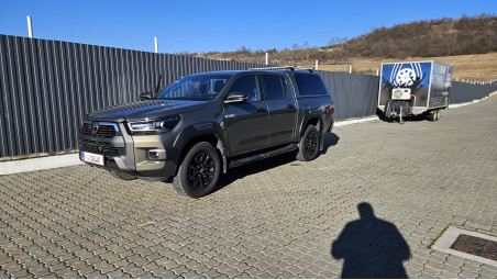 Canopy installed on Toyota Hilux 2022