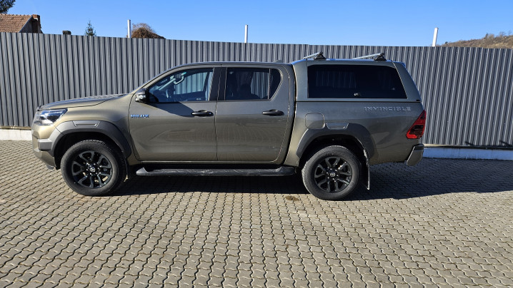 Canopy installed on Toyota Hilux 2022