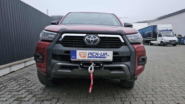 Tonneau cover, winch, winch plate, skid plate installed on Toyota Hilux 2023