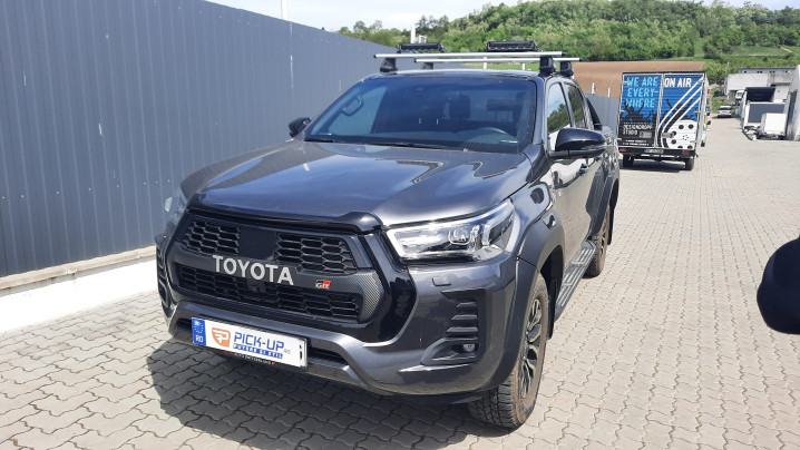 Montare set bare transversale, reflectoare pe Toyota Hilux 2023