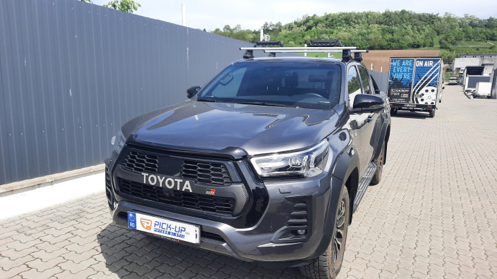 Montare set bare transversale, reflectoare pe Toyota Hilux 2023